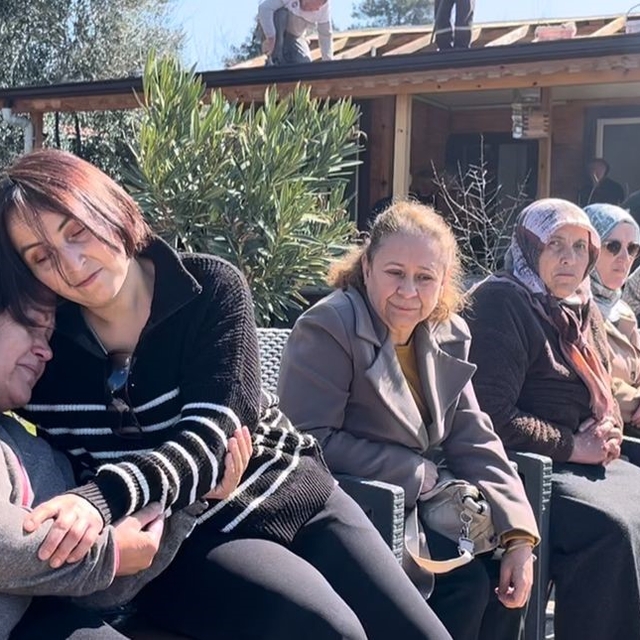 Bayram arifesinde evlerine yıkım ekibi gelince belediye başkanına beddua ya...