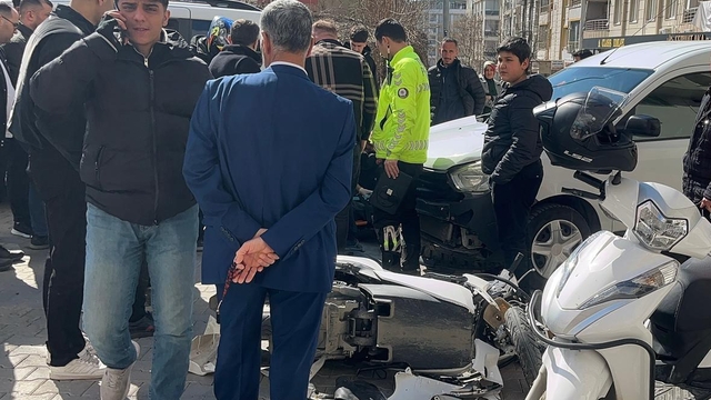 Siirt'te hafif ticari araçla çarpışan motosikletli yaralandı
