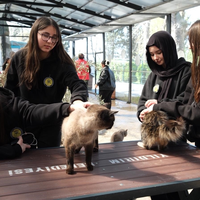 Gençerlerden patili canlara ziyaret
