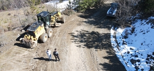 Kastamonu'da kışın hasar gören köy yollarında onarım mesaisi