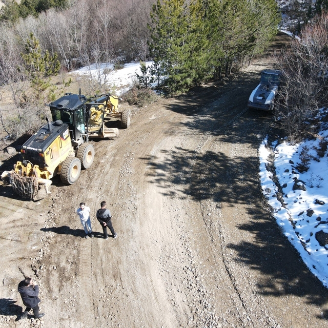 Kastamonu'da kışın hasar gören köy yollarında onarım mesaisi