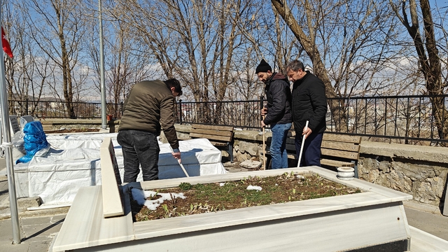 Muş'ta bayram öncesi şehit mezarlıklarında bakım ve temizlik yapıldı
