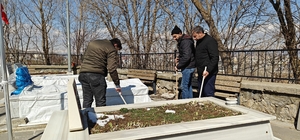 Muş'ta bayram öncesi şehit mezarlıklarında bakım ve temizlik yapıldı