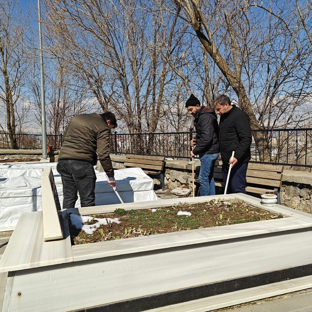 Muş'ta bayram öncesi şehit mezarlıklarında bakım ve temizlik yapıldı
