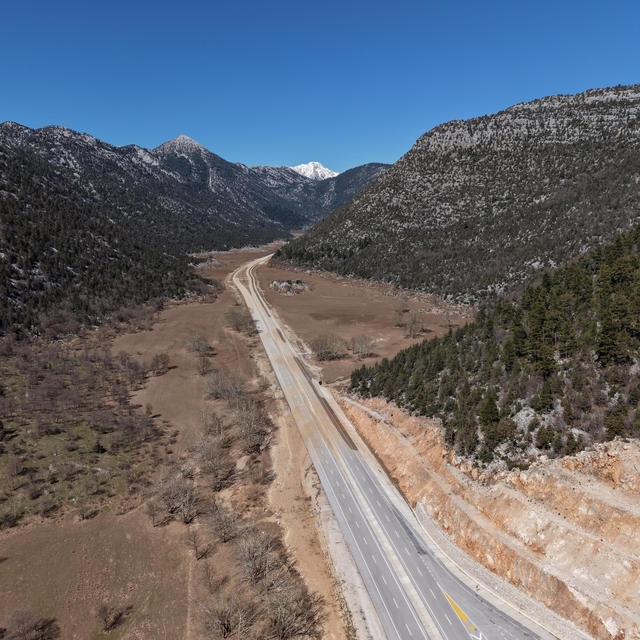 Sular çekildikten sonra yeniden ulaşıma açılan Antalya-Konya kara yolu hava...