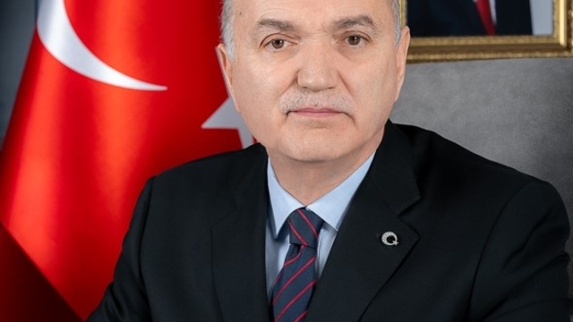 Düzce Belediye Başkanı Özlü'den "iş insanlarından para isteniyor" iddialarına tepki
"Gizli saklı para istemem, onları şehrimize kalıcı eserler kazandırmaya davet ederim"
"Bana ve Düzce Belediyesine kara çalmaya çalışanlar, önce dönüp aynaya baksınlar"