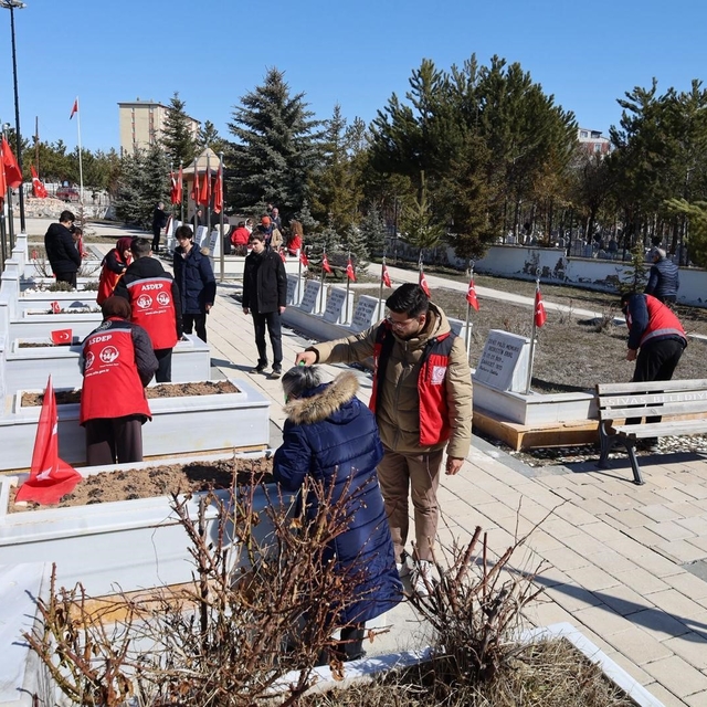 El ele verip mezarlıkları temizlediler