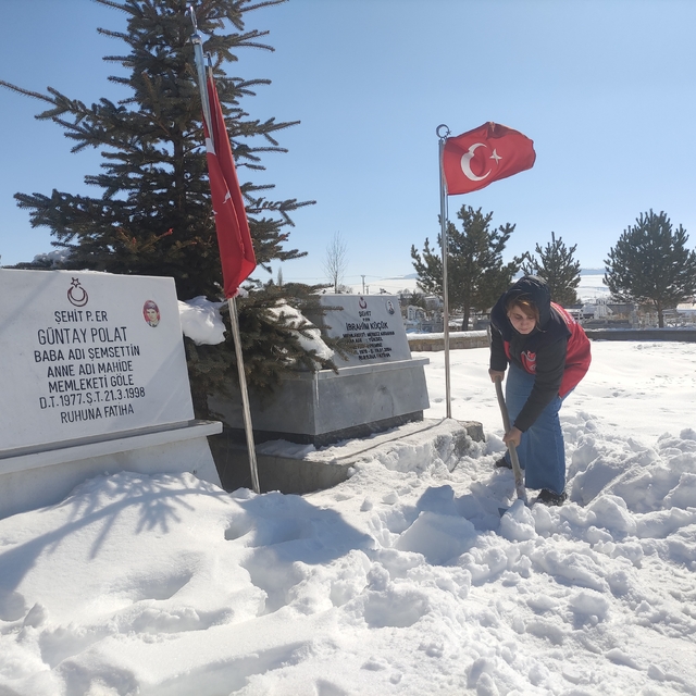 Karla kaplanan şehitlikte temizlik yaptılar