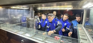 İzmir'de iki bardak çayı 300 liraya satan satıcıların malzemelerine el konuldu