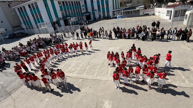 İzmir'de öğrenciler İstiklal Marşı'nı işaret diliyle okudu
İlkokul öğrencilerinden işaret diliyle İstiklal Marşı performansı