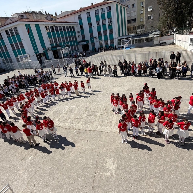 İzmir'de öğrenciler İstiklal Marşı'nı işaret diliyle okudu
İlkokul öğrencil...