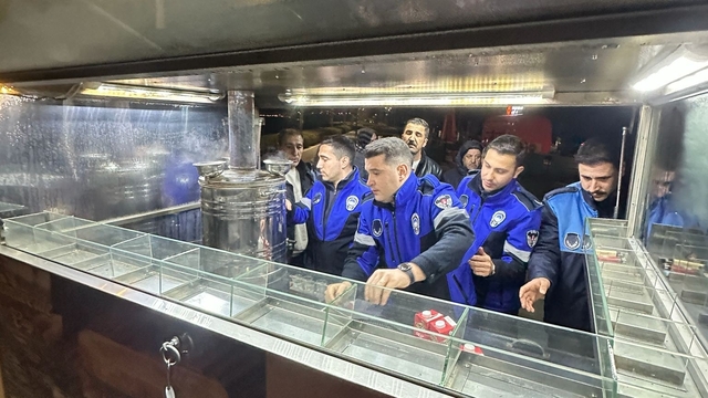 İzmir'de iki bardak çayı 300 liraya satan satıcıların malzemelerine el konuldu