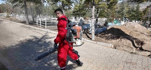 Yahyalı Belediyesi’nden bayram öncesi mezarlıklarda temizlik çalışması