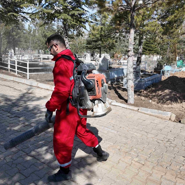 Yahyalı Belediyesi'nden bayram öncesi mezarlıklarda temizlik çalışması