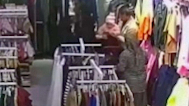 Bebeğin hayatını Heimlich manevrasıyla kurtardı