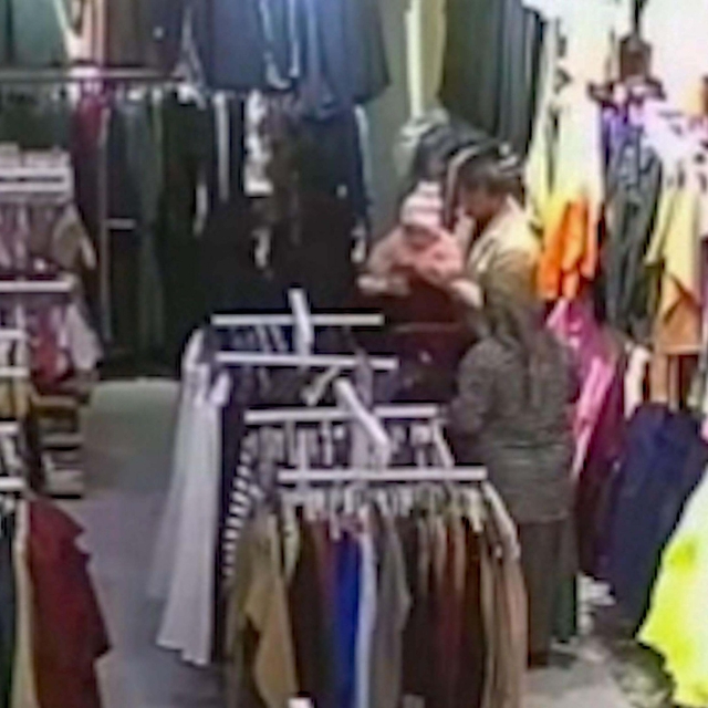 Bebeğin hayatını Heimlich manevrasıyla kurtardı