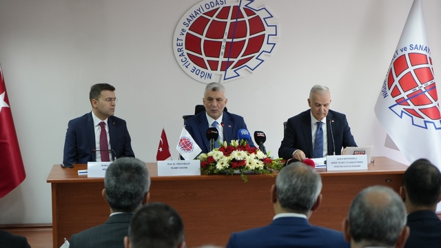 Bakan Bolat: "Kuzey ve güneyimizde mini dünya savaşı var. Türkiye bunlardan kendini korumayı başardı"
Ticaret Bakanı Ömer Bolat:
"Türkiye; 2003'ün başında 2025'in sonuna kadar 23 senede yıllık yüzde 5,4 reel büyüdü"