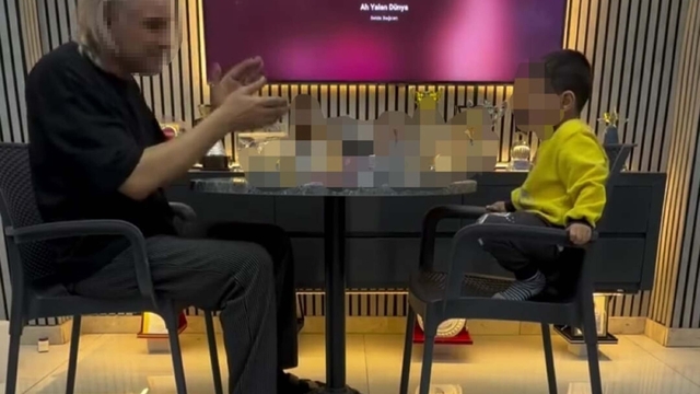 3 yaşındaki çocuğunu alkol masasına oturtan baba adli kontrolle serbest