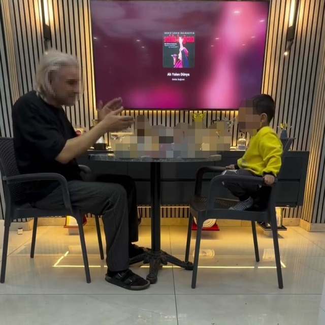 3 yaşındaki çocuğunu alkol masasına oturtan baba adli kontrolle serbest