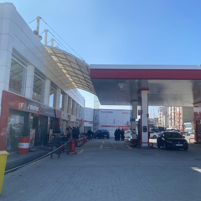 Bilecik'te çıkan bıçaklı ve silahlı kavgada 1'i polis 3 kişi yaralandı