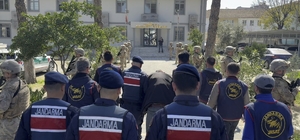 Annesini odunla başına vurup, öldürdü