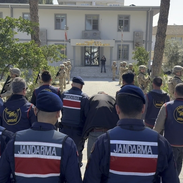 Annesini odunla başına vurup, öldürdü