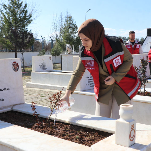 Siirt'te şehitliklerde bakım, onarım ve temizlik çalışması başlatıldı