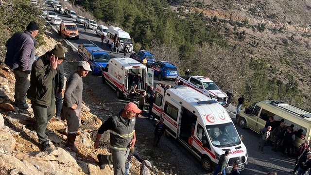 Mersin'de işçi servisi, uçurumdan yuvarlandı; 3 ölü, 11 yaralı