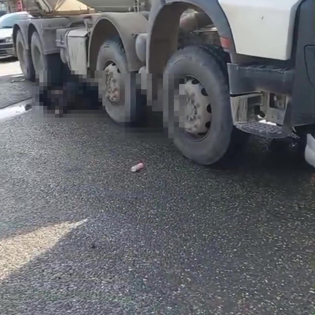 Beton mikserinin altında kalan motosikletli feci şekilde can verdi