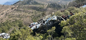 Mersin'de işçi servisi uçuruma yuvarlandı: 3 ölü 11 yaralı