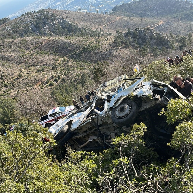 Mersin'de işçi servisi uçuruma yuvarlandı: 3 ölü 11 yaralı
