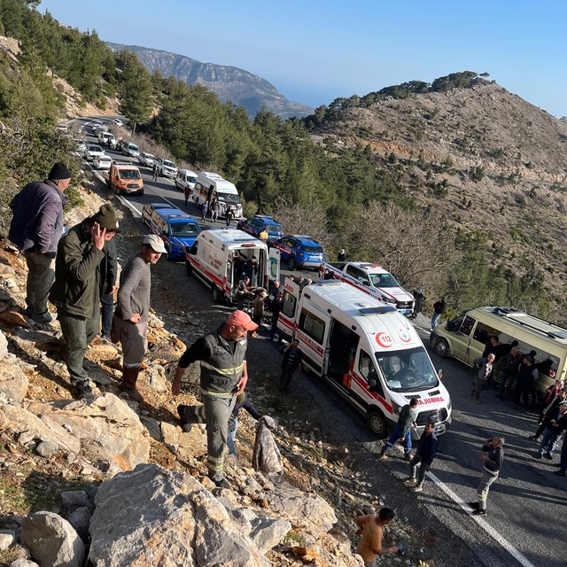 Mersin'de tarım işçilerini taşıyan minibüsün şarampole yuvarlanması sonucu...