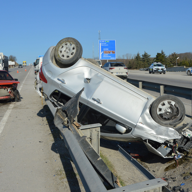 Samsun'da iki otomobilin çarpıştığı kazada 3 kişi yaralandı