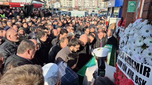 Akrabasının düşmesini engellemek isterken düşüp öldü, toprağa verildi