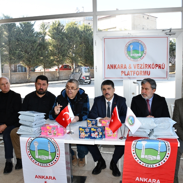 Vezirköprü'de 555 öğrenciye bayramlık