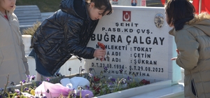 El ele verip şehitlikte temizlik yaptılar