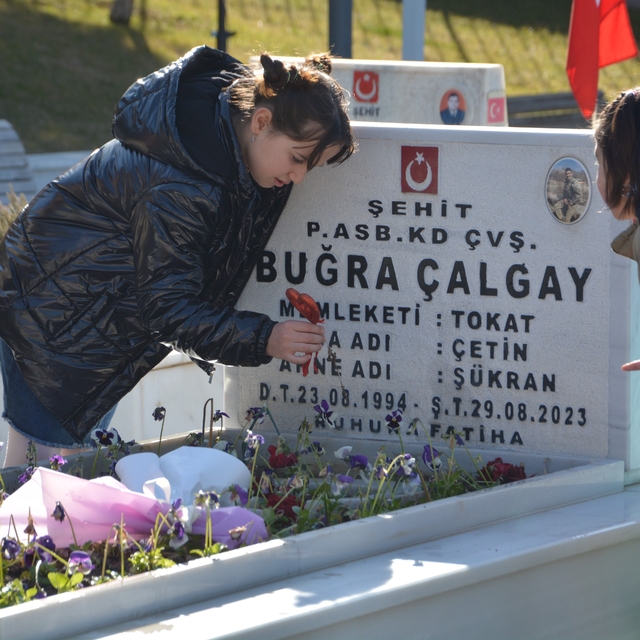 El ele verip şehitlikte temizlik yaptılar