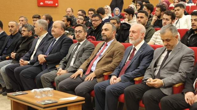 Üniversitesi gençler Kur'an-ı Kerim'i güzel okumak için yarıştı