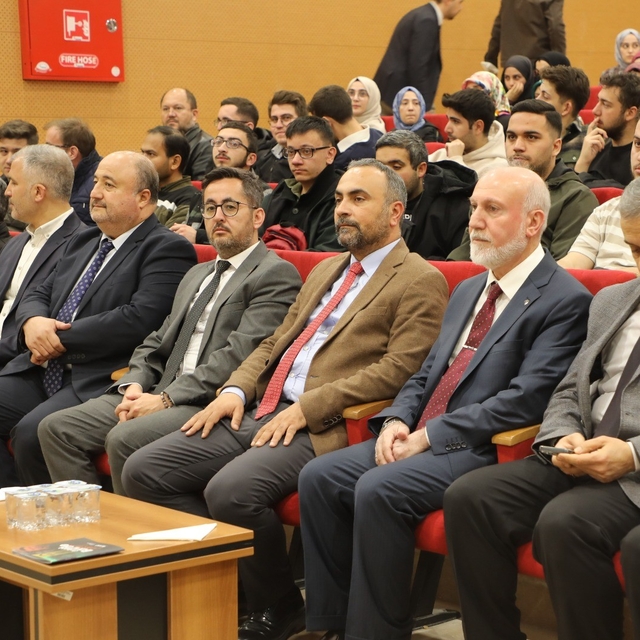 Üniversitesi gençler Kur'an-ı Kerim'i güzel okumak için yarıştı