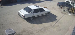 Yerde yatan köpek, otomobilin altında kaldı