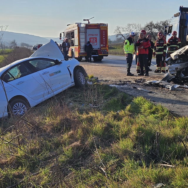 Balıkesir'de trafik kazası: 1 ölü, 2 yaralı
