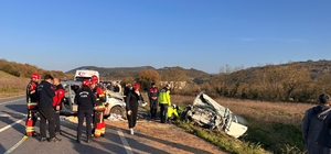 Balıkesir'de hafif ticari araçla otomobilin çarpıştığı kazada 1 kişi öldü, 2 kişi yaralandı