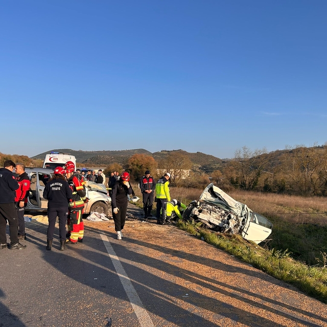 Balıkesir'de hafif ticari araçla otomobilin çarpıştığı kazada 1 kişi öldü,...