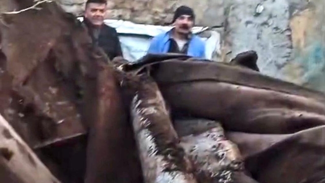 Kars'ta ahır çöktü, çoban son anda kurtuldu