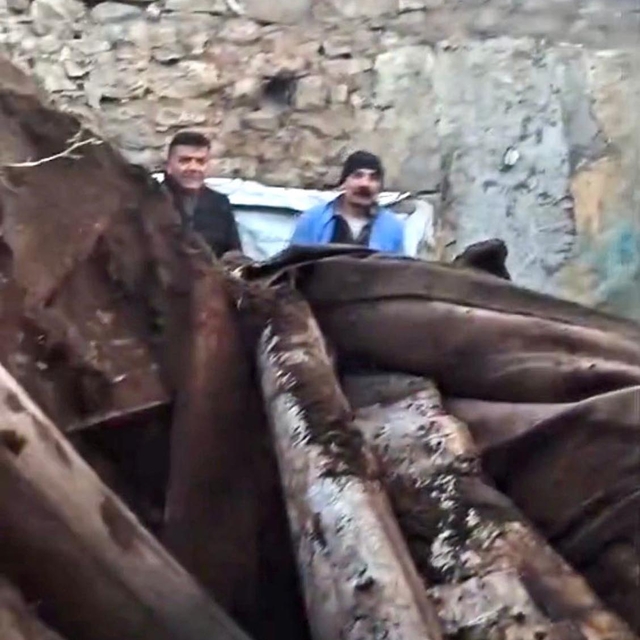 Kars'ta ahır çöktü, çoban son anda kurtuldu