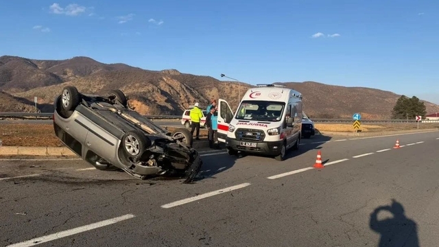Bingöl'de otomobil takla attı: 2 yaralı