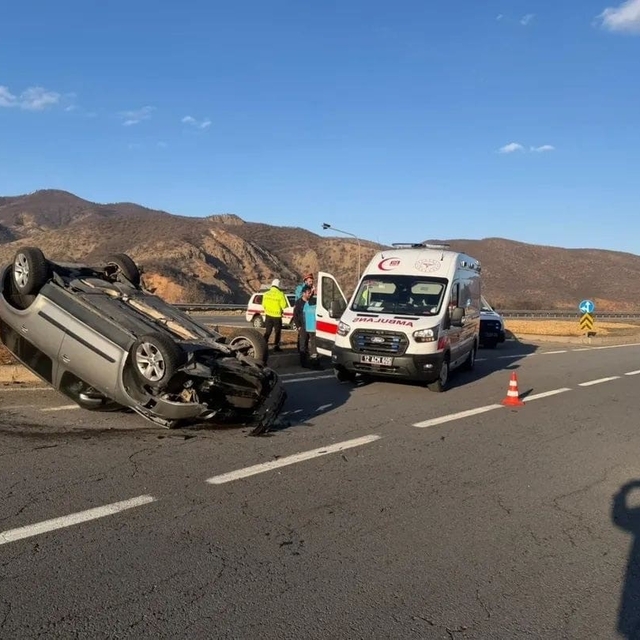 Bingöl'de otomobil takla attı: 2 yaralı