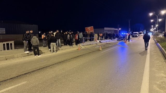 Adana'da belediye otobüsüyle çarpışan motosiklet sürücüsü genç, hayatını kaybetti