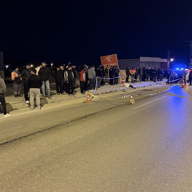 Adana'da belediye otobüsüyle çarpışan motosiklet sürücüsü genç, hayatını ka...