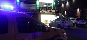 Biber gazıyla kuyumcuya giren maskeli 3 kişi, imitasyon bilezikleri çaldı Çevredeki rögar kapakları da kontrol edilirken, şüpheliler kısa sürede yakalandı